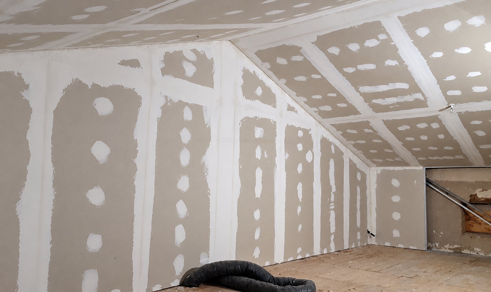 Combles aménagés avec plaques de plâtre aux joints enduits