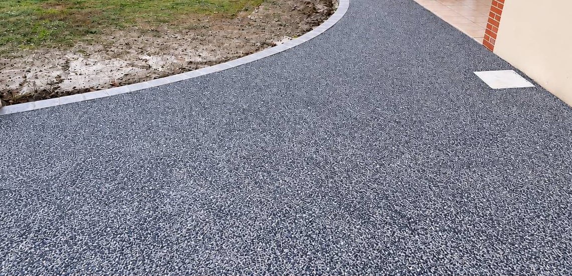 Après : allée le long de la maison, avant et après le béton désactivé
