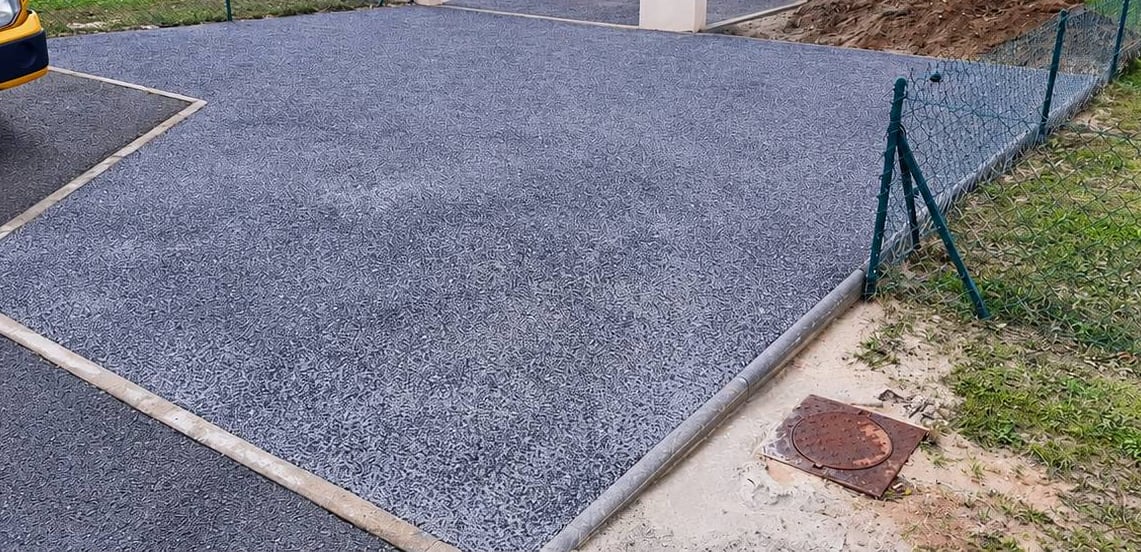 Après : allée de maison en travaux puis en enrobé