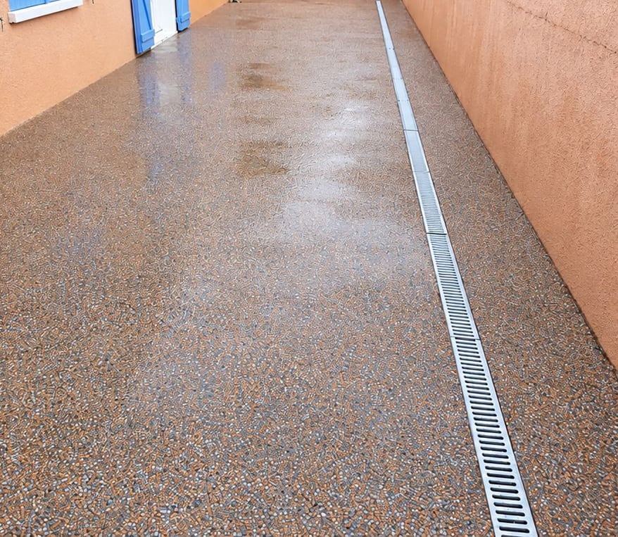 Après : sol le long de la maison, gravier puis béton drainant